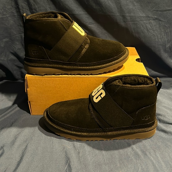 UGG- Neumel II Graphic, BLK, 6 kids QS - Picture 1 of 5